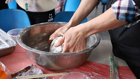 正月十五鬧元宵，歡歡喜喜包湯圓